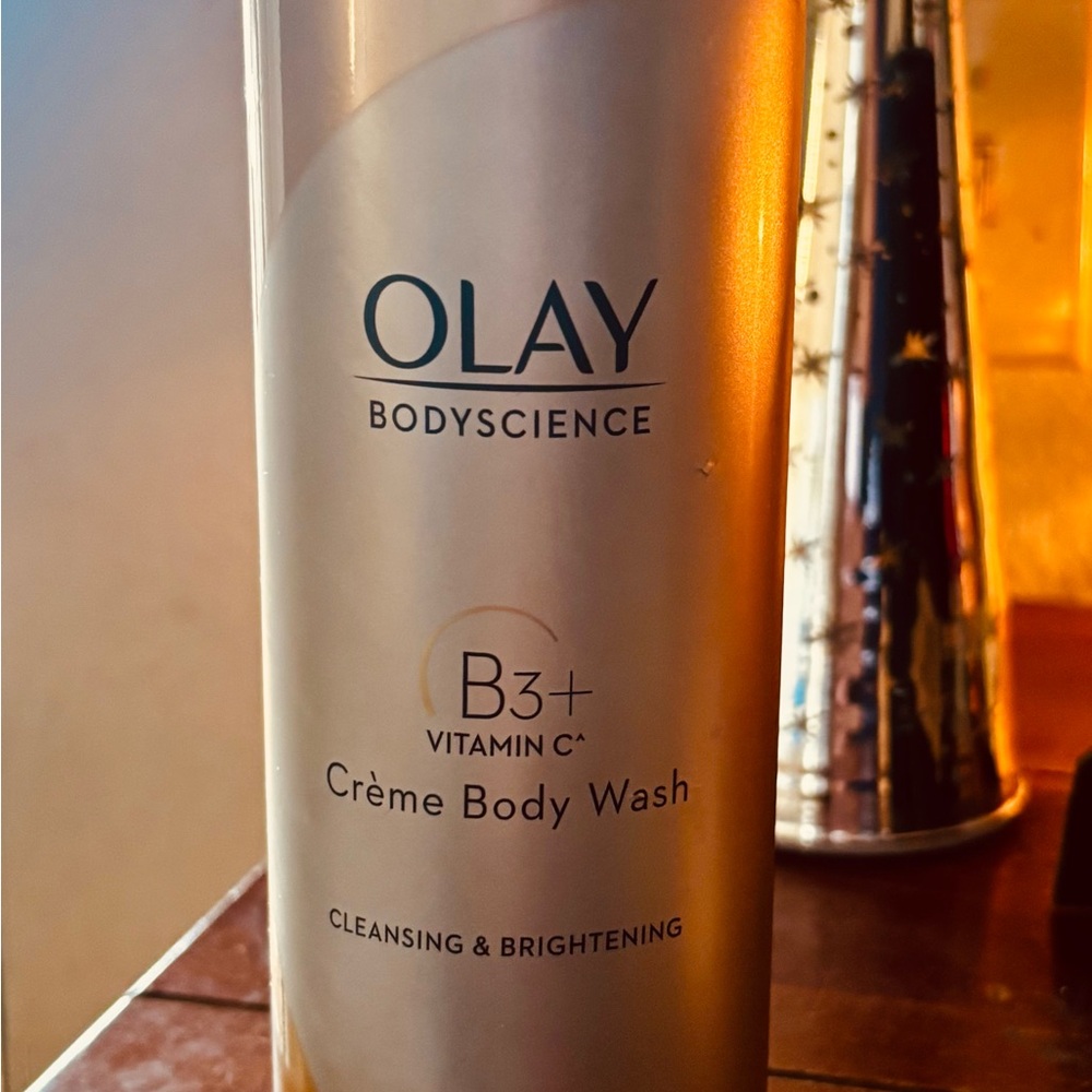 OLAY Cleaning & Brightening Body Wash with Niacinamide